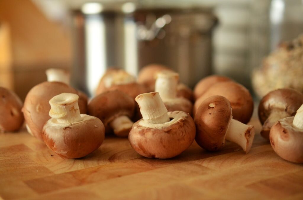 Funghi crudi disposti su un piano, alimento potenzialmente tossico per i cani.