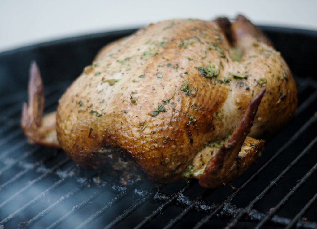 Pollo arrosto intero, un alimento che può risultare rischioso per i cani per via di ossa e pelle.