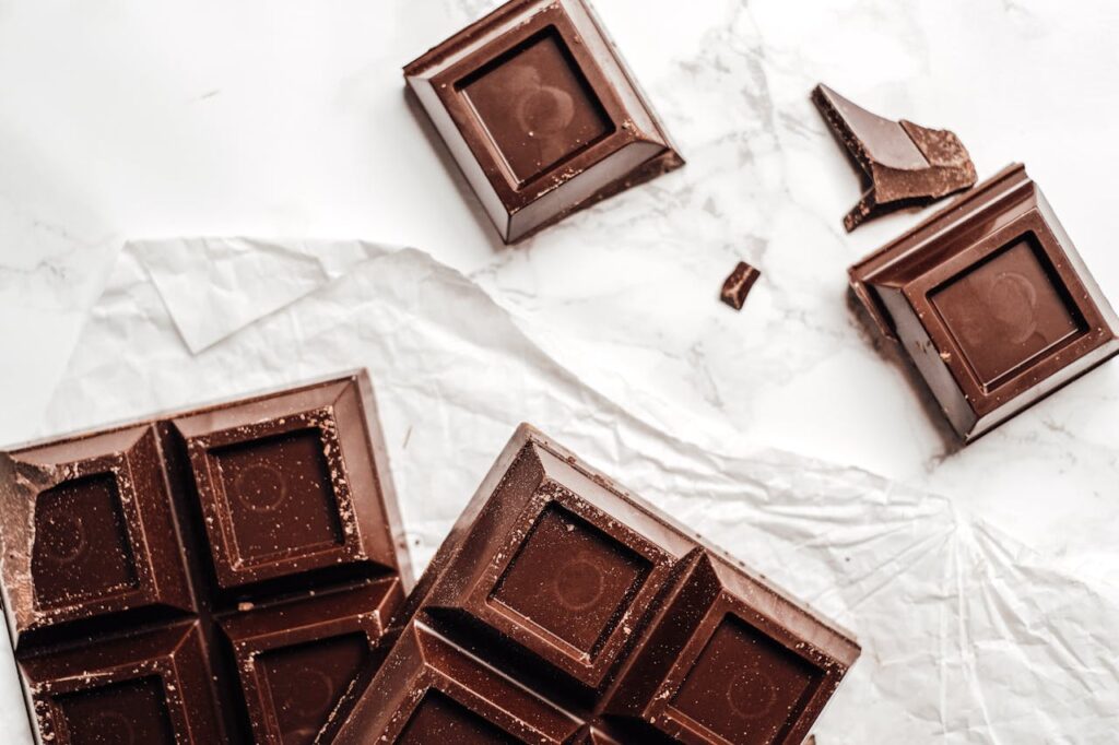 Tavolette di cioccolato, uno degli alimenti più pericolosi per i cani.