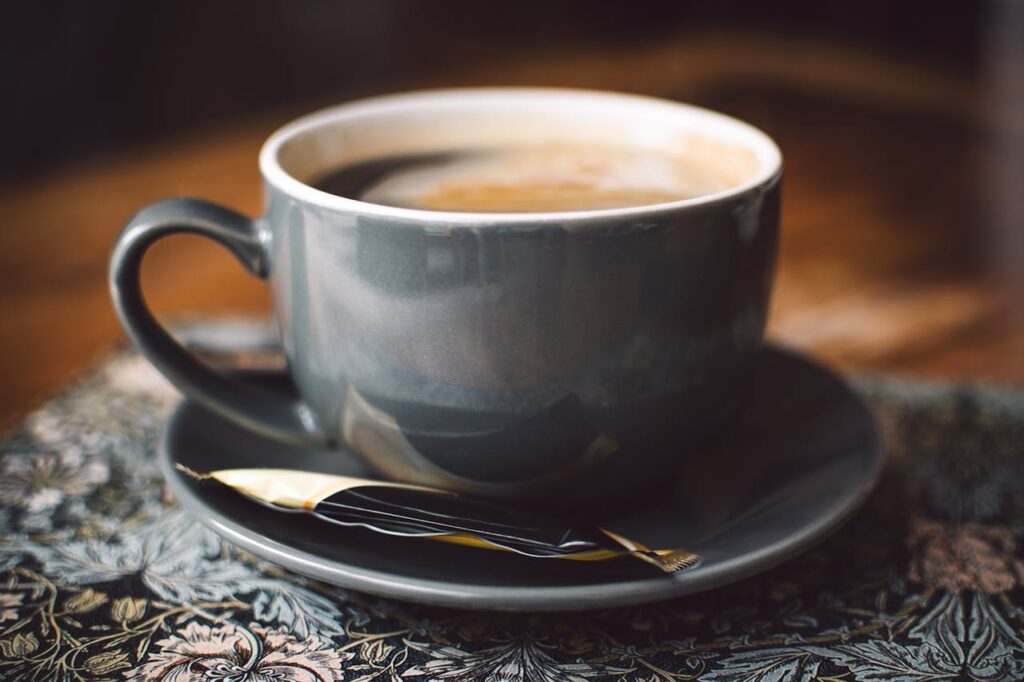 Tazzina di caffè fumante, simbolo del rischio che la caffeina rappresenta per i cani.